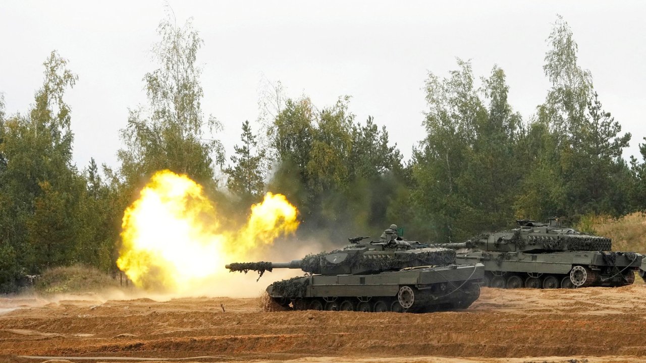 Tanky Leopard 2 na cvièení NATO v Lotyšsku.