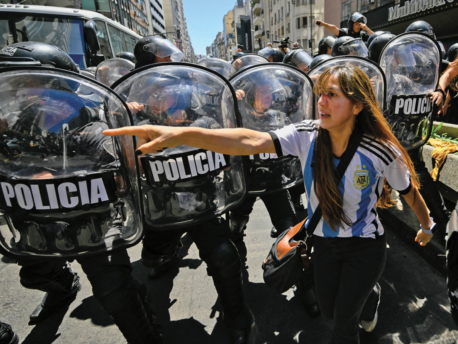 Chystají se protesty Mnozí Argentinci se nechtìjí smíøit s oslabením role státu v ekonomice. Protesty proti novému prezidentovi už probíhají, pøíští týden bude generální stávka.