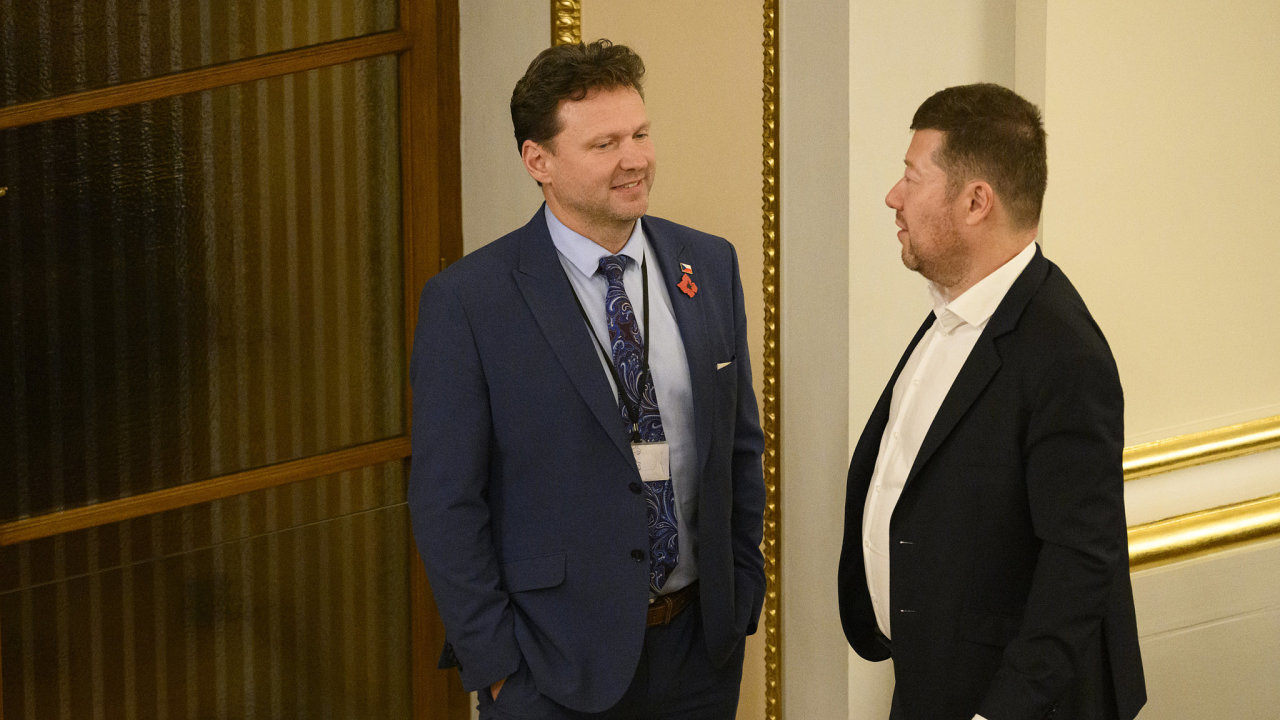 Pedseda doln komory Tomio Okamura (SPD), bval pedseda komory Radek Vondrek (zprava)