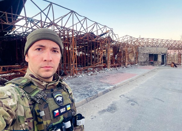 Rusy zničené odpočívadlo s obchody na kopci vedle hlavní silnice do Izjumu, 2022. (Foto: Repro z knihy Světlem proti temnotě) Rusy zničené odpočívadlo s obchody na kopci vedle hlavní silnice do Izjumu, 2022.