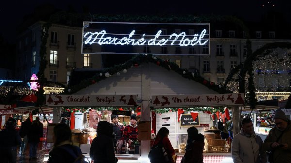 Miliony Francouzů prodávají své vánoční dárky. Důvodem jsou rostoucí životní náklady i politická nestabilita