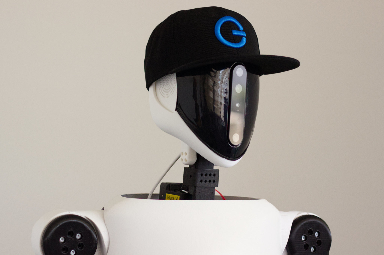 Kamera integrovaná v hlavě poskytuje Georgovi obrazová data, díky nimž vnímá okolí, rozpoznává objekty a lépe se orientuje v pracovním prostoru. (Foto: Robot George) Kamera integrovaná v hlavě poskytuje Georgovi obrazová data, díky nimž vnímá...