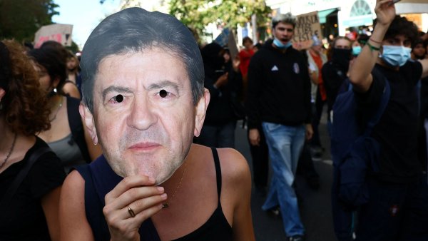 Student dr�� b�hem protest� podobiznu prezidentsk�ho kandid�ta Jeana-Luca...
