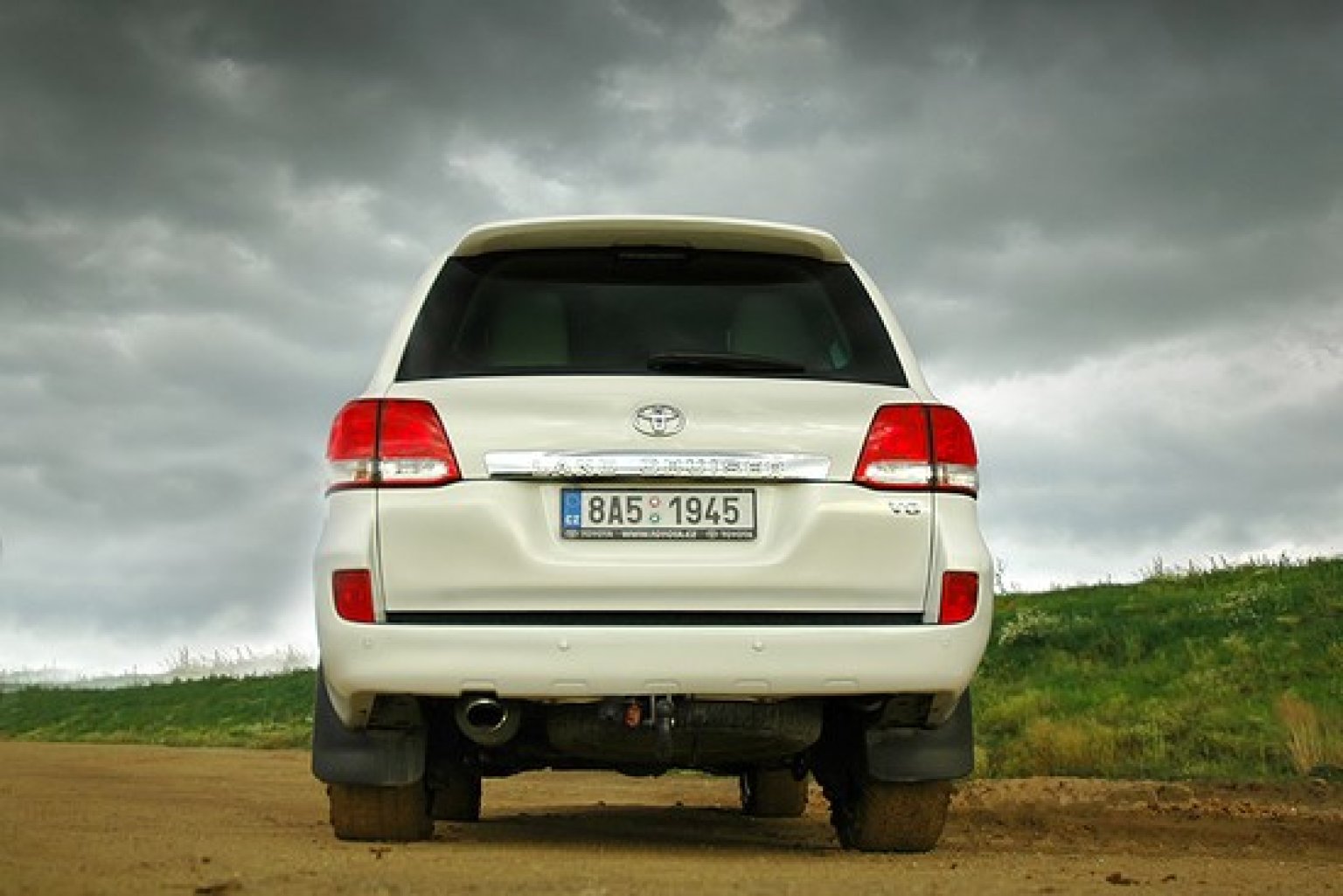 957449828_toyota_land_cruiser_04_550x367_.jpg