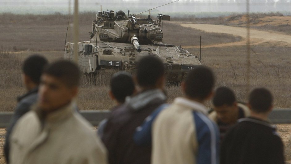 Izraelsk tank na jihu psma Gazy (23.listopadu)