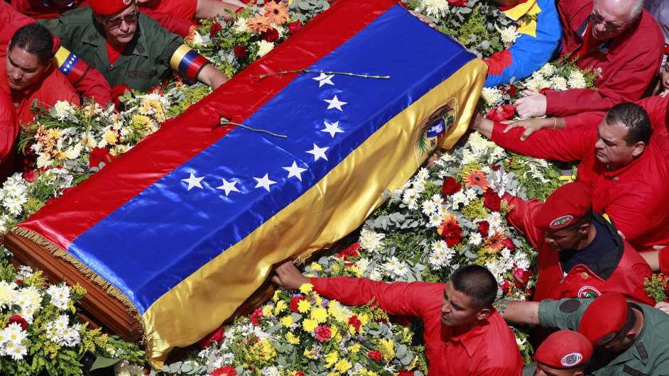 Rakev s ostatky Huga Chveze na cest Caracasem.