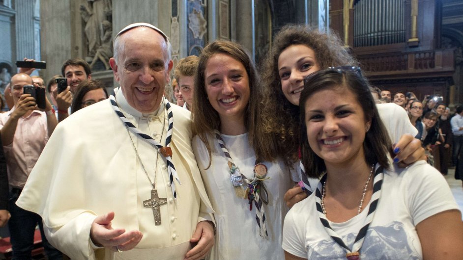 Pape Frantiek se fotografuje s mladmi katolky