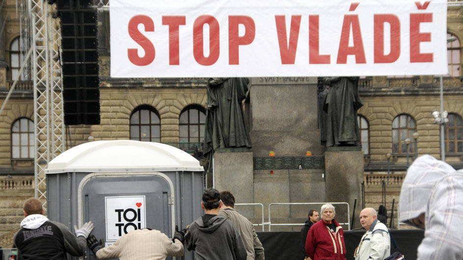 Vclavsk nmst se chyst na demonstraci. Pracovnci firmy Toi Toi tu instaluj mobiln toalety.