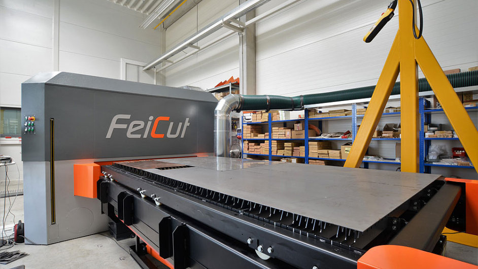 FeiCut aktuln kompletuje stroj s pracovn plochou 4 x 2 m.