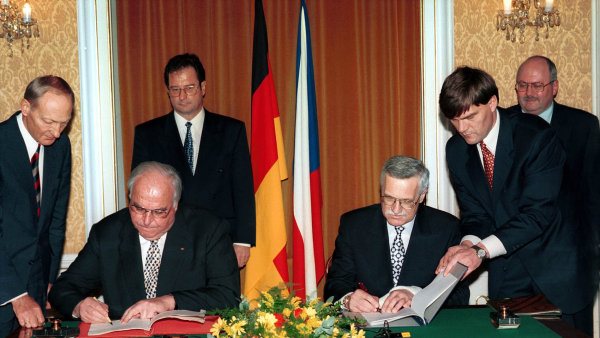 21. leden 1997: Německý kancléř Helmut Kohl (vlevo) a český premiér Václav Klaus podepisují deklaraci, v pozadí stojí ministři zahraničí Německa Klaus Kinkel (druhý zleva) a ČR Josef Zieleniec. 21. leden 1997: Německý kancléř Helmut Kohl (vlevo) a český premiér Václav Klaus podepisují deklaraci, v pozadí stojí ministři zahraničí Německa Klaus Kinkel (druhý zleva) a ČR Josef Zieleniec.