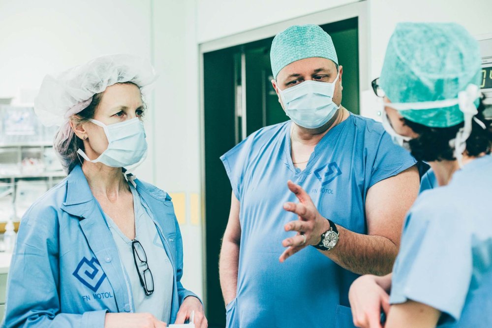 Plastiku lebeční kosti Daniel Hořínek sám neprováděl, s kolegyní anestezioložkou se ujal role průvodce.
