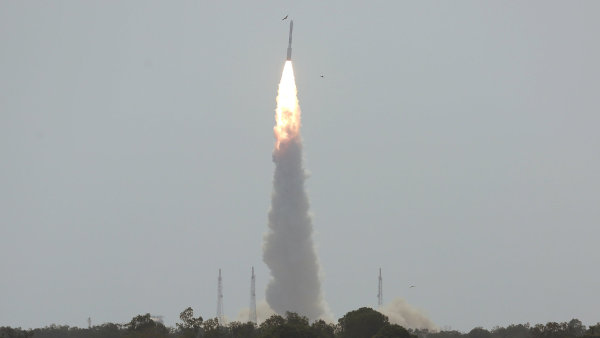 Indická raketa PSLV-C38 dnes časně ráno SELČ vynesla na oběžnou dráhu kolem Země první českou technologickou nanodružici VZLUSAT-1.