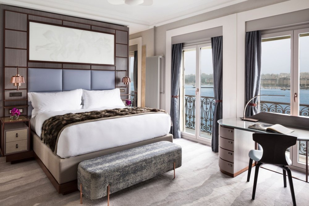 Hotel Ritz-Carlton de la Paix v Ženevě s výhledem na Ženevské jezero
