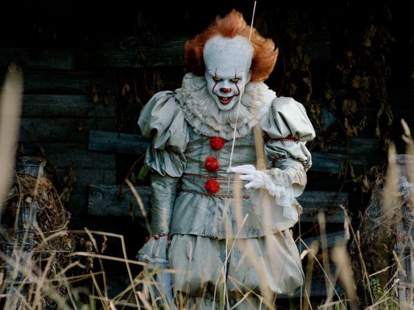 D&eacute;monick&yacute; klaun Pennywise (Bill Skarsgard) je zt�lesn�n&iacute;m nejtemn�j&scaron;&iacute;ch no�n&iacute;ch m�r a&nbsp;nejhloub�ji zasut&yacute;ch obav, kter&eacute; pron&aacute;sleduj&iacute; d�tsk&eacute; protagonisty filmu.