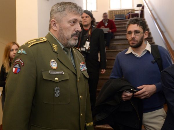 Nov&yacute; n&aacute;�eln&iacute;k Gener&aacute;ln&iacute;ho &scaron;t&aacute;bu Ale&scaron; Opata (vlevo)