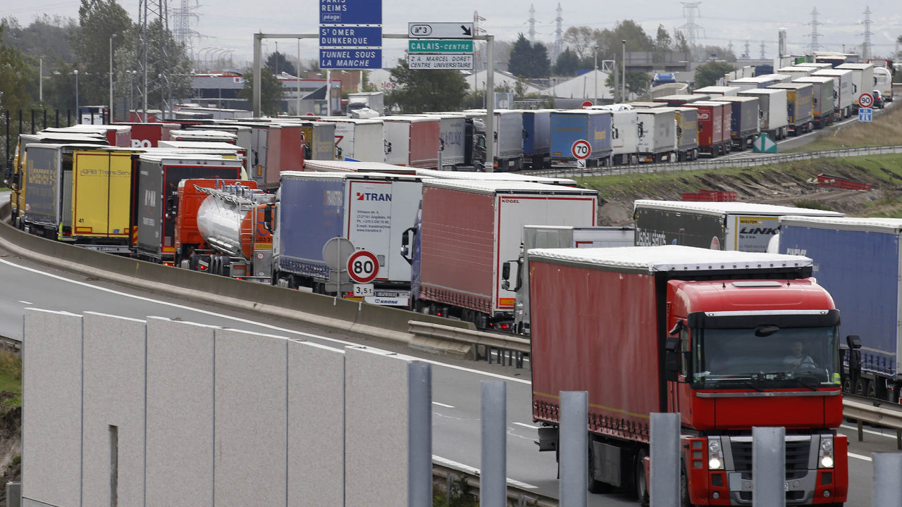zk hrdlo. Vpstavech, jako je Calais, se ekaj kolony kamion dlouh nkolik kilometr.