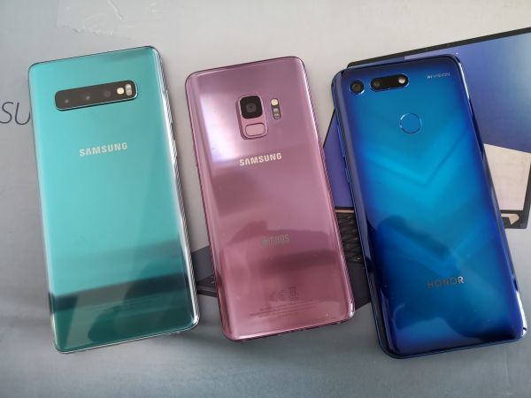 Galaxy S10+ vedle galkaxy S9 a Honoru V 20 - barevné telefony jsou hezèí