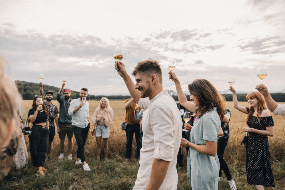 Velkolepá hostina se odehrává ve staré stodole Dvora Perlová voda, který obklopují lány chmele, pole plná makovic nebo ohrada s ovcemi.