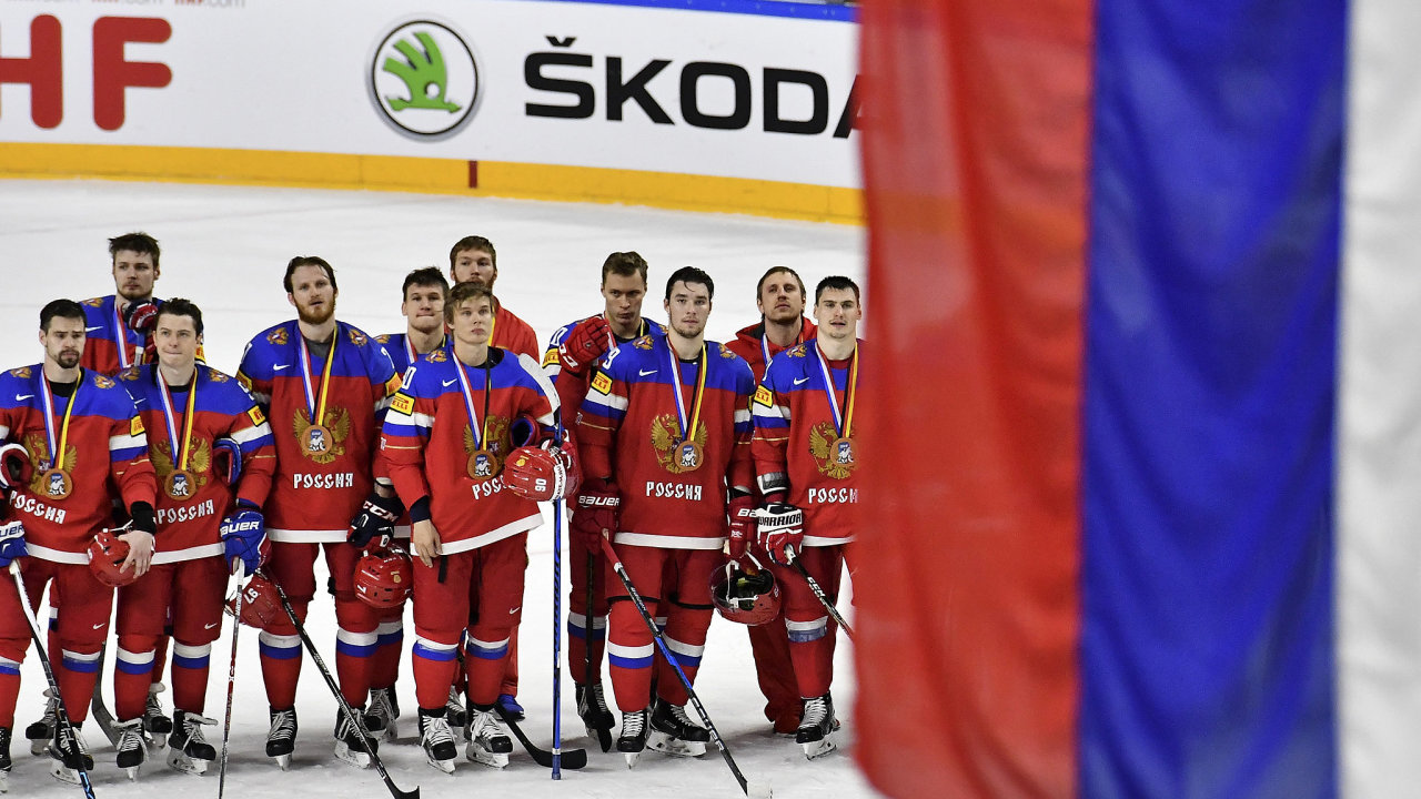 Na posledním mistrovství svìta v hokeji pøed dvìma lety vybojovali Rusové bronz, stejnì jako v roce 2017 (na snímku). Hrála jim k tomu státní hymna. Letos v Rize je èeká Èajkovského koncert.