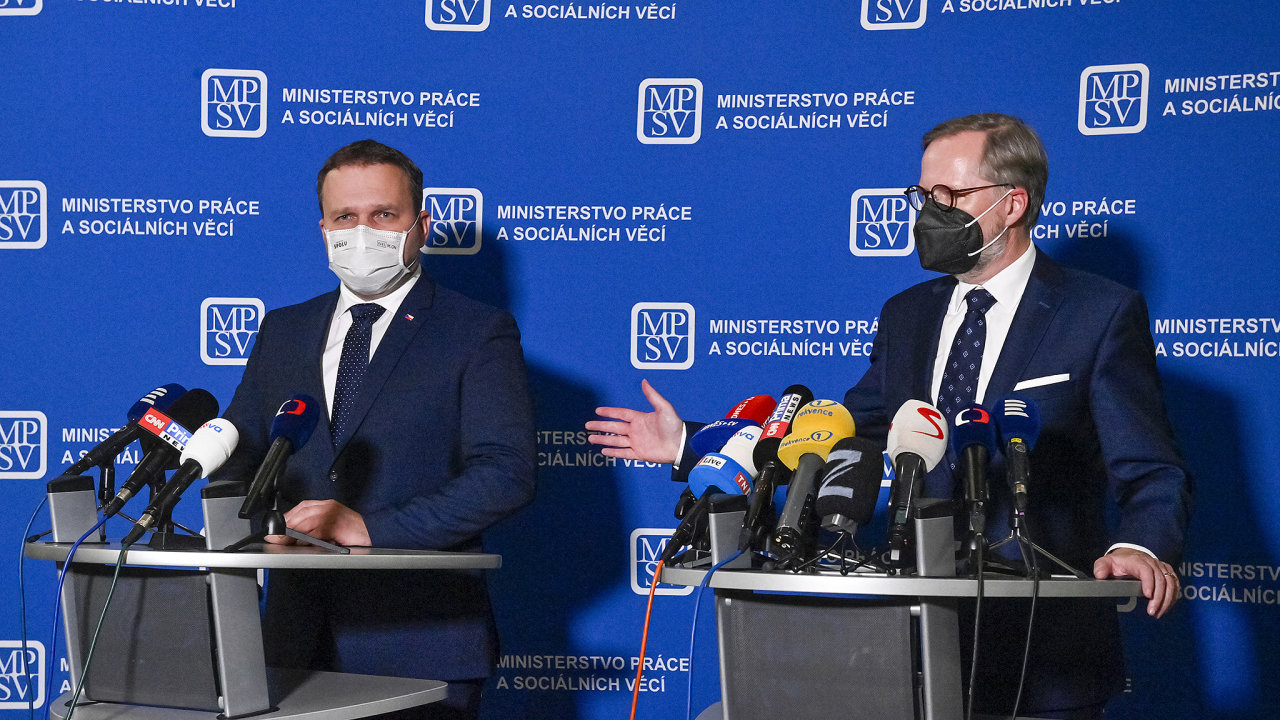 A výpovědi už máte? Nový ministr práce a sociálních věcí Marian Jurečka podle zdrojů HN připravil výpovědi ještě dříve, než ho v pátek premiér Petr Fiala (vpravo) uvedl do funkce.