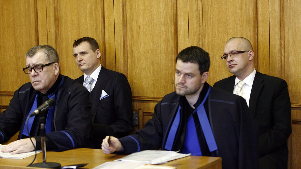 Vít Bárta (vlevo) a Jaroslav Škárka se svými advokáty u soudu