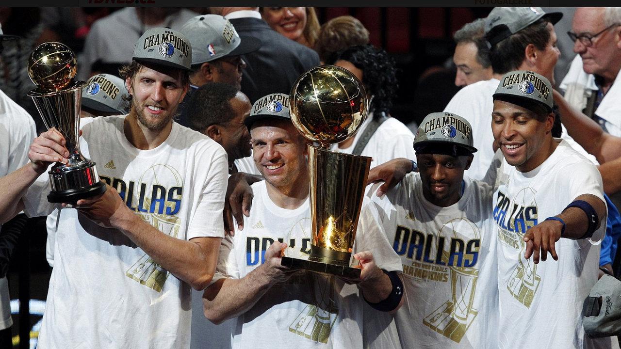 Dirk Nowitzki s trofej pro finlovho MVP, Jason Kidd s pohrem pro ampiona.