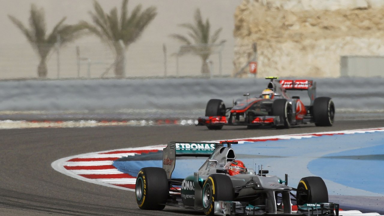 Mercedes Michaela Schumachera ped McLarenem Lewise Hamiltona na okruhu v Bahrajnu