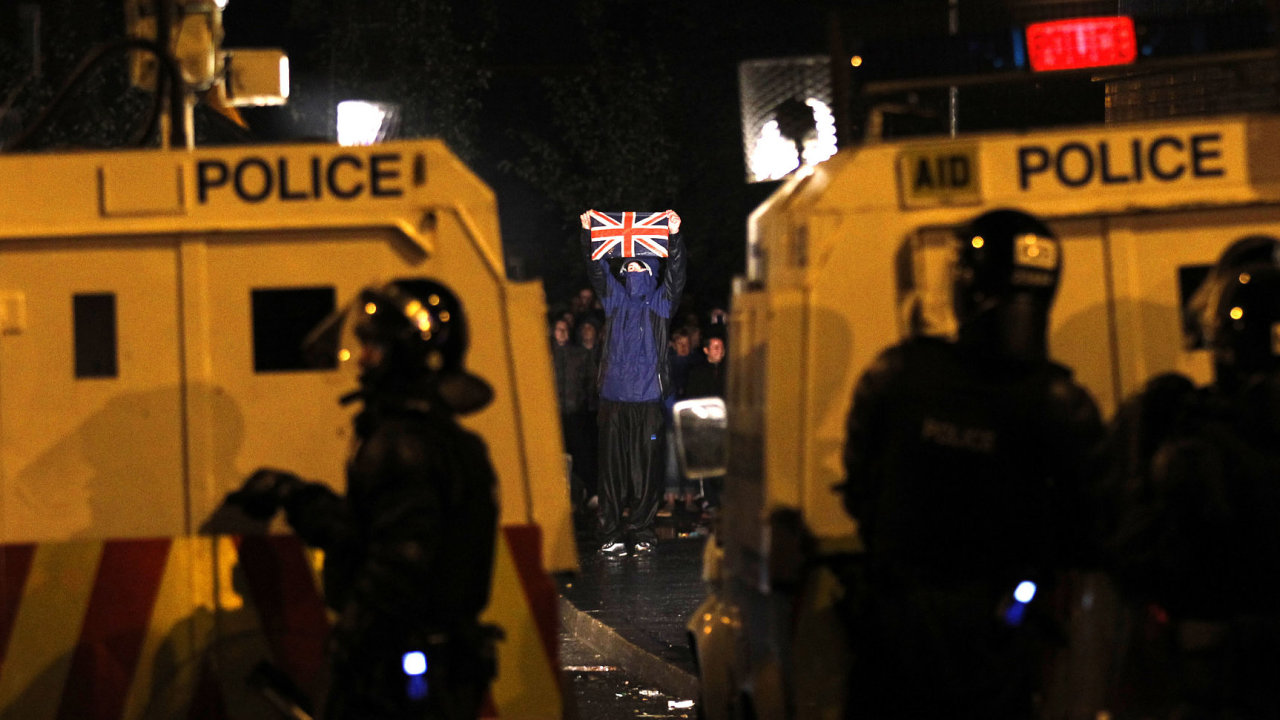 Policejn kordon oddluje irsk separatisty a stoupence britsk monarchie