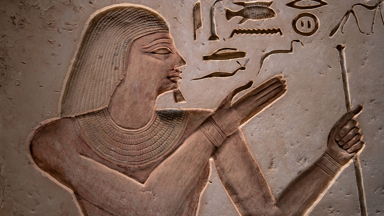 Vyobrazení knìze a soudce Intiho v jeho hrobce objevené èeskými egyptology v jižní èásti Abusíru v roce 2000. Nález pochází z doby pøed 4300 lety.