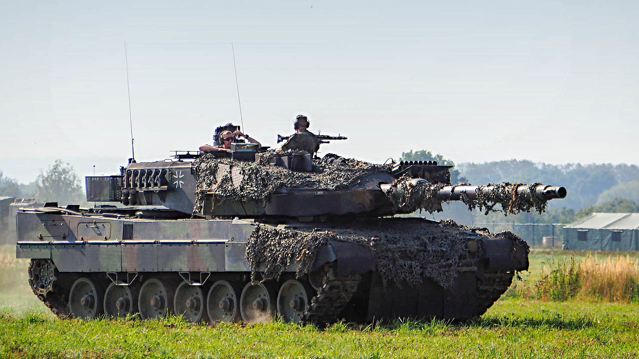 Nejnovj technologie nmeck armdy zastoup ukzka posledn verze hlavnho bojovho tanku Leopard 2A7V.