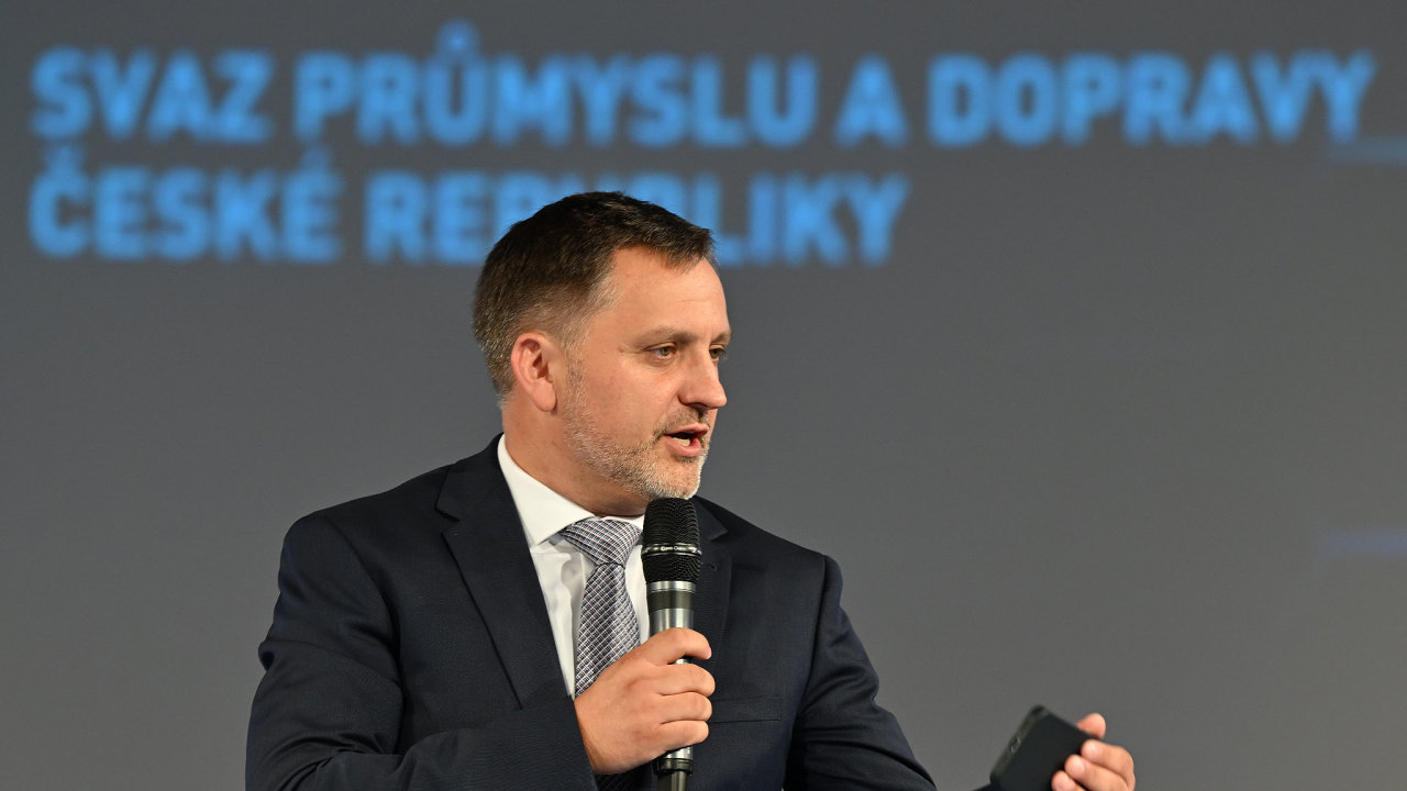 Prezident Svazu prùmyslu a dopravy Jan Rafaj na snìmu v Brnì vládu kritizoval a také jí dìkoval. Dal premiérovi šest úkolù, které mùže stihnout do konce volebního období v roce 2025.