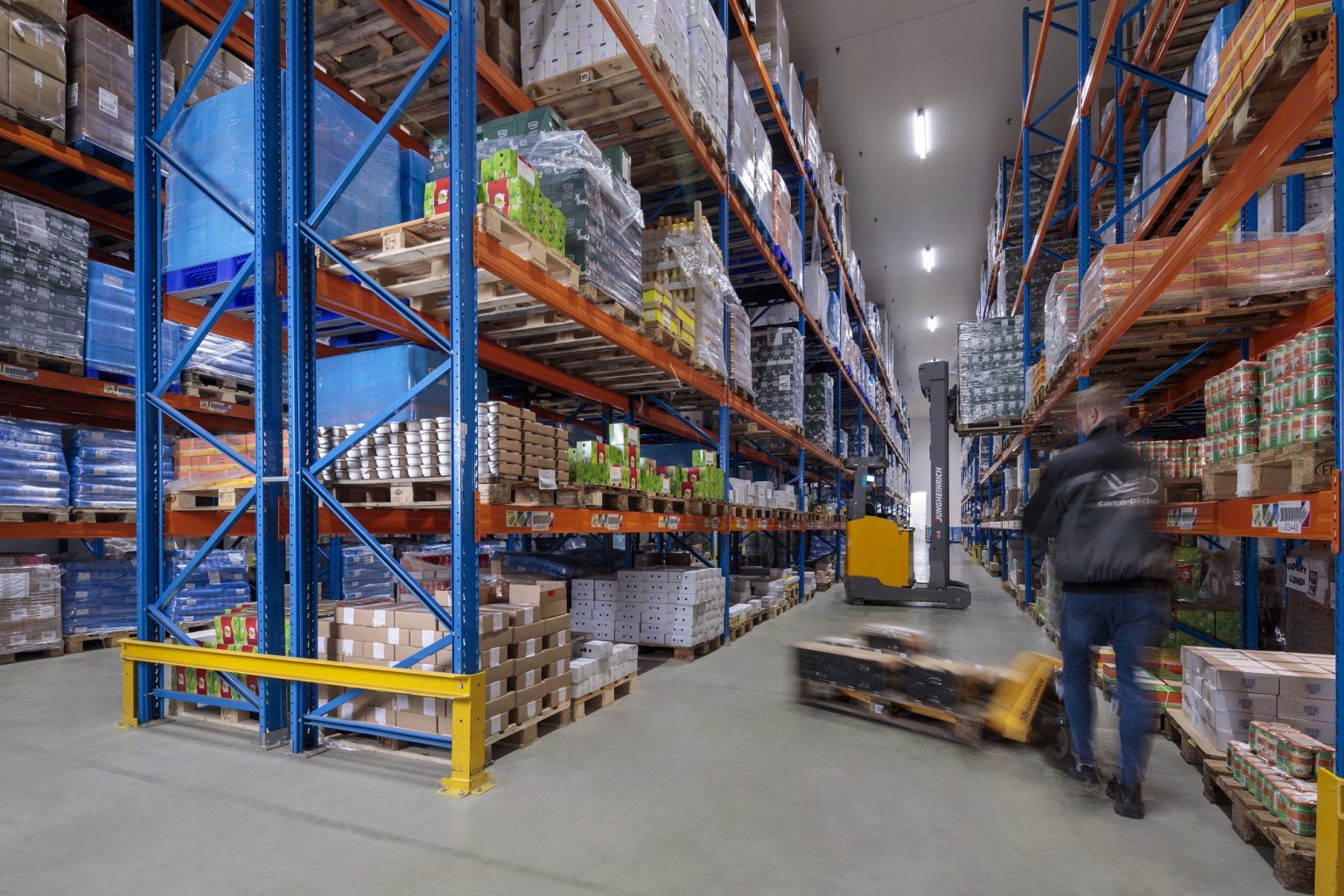 Pražský sklad cargo-partner, dedikovaný pro potraviny Pražský sklad cargo-partner, dedikovaný pro potraviny