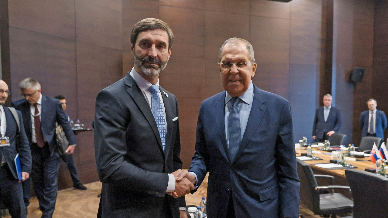 Rusk ministr zahrani Sergej Lavrov (vpravo) se svm slovenskm protjkem Jurajem Blanrem