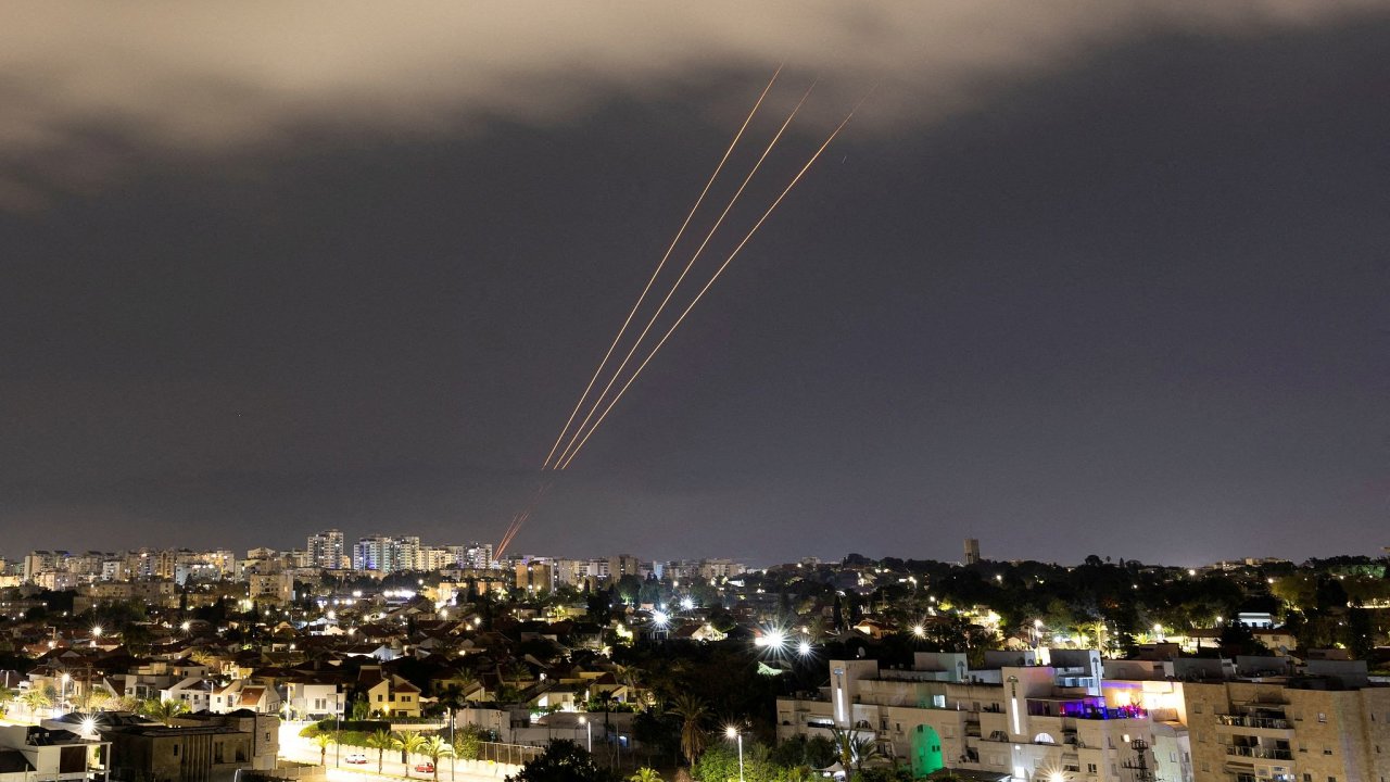 Protiraketov systm pot, co rn vypustil bezpilotn letouny a rakety na Izrael, pohled z izraelskho Akelonu