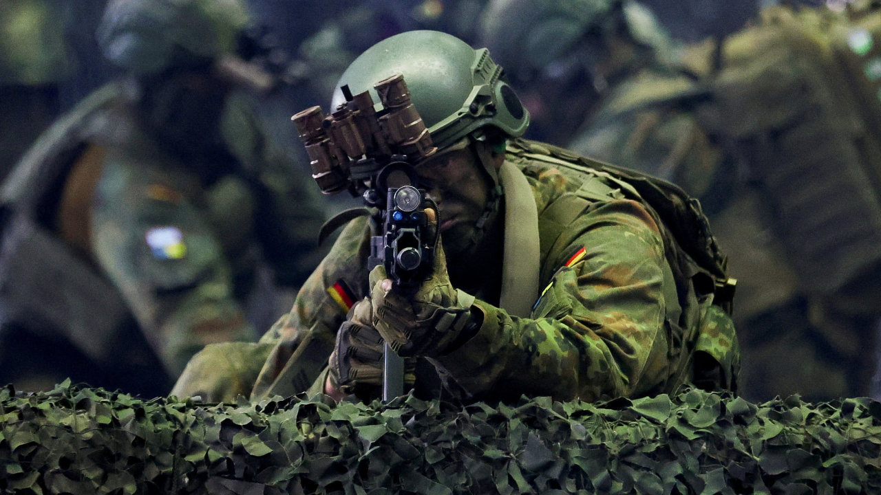 Vojk nmeckho bundeswehru pi cvien bhem nvtvy ministra obrany Borise Pistoriuse u jednotky vsadk loni v z.