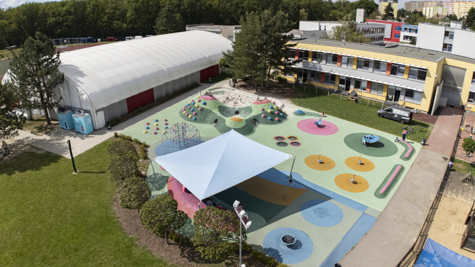 Česko Britská Základní Škola sdílí společné prostory s Prague British International School, což umožňuje žákům obou škol setkávání při různých sportovních či společenských aktivitách. (Foto: ČBZŠ) Česko Britská Základní Škola sdílí společné prostory s Prague British International School, což umožňuje žákům obou škol setkávání při různých sportovních či společenských aktivitách.