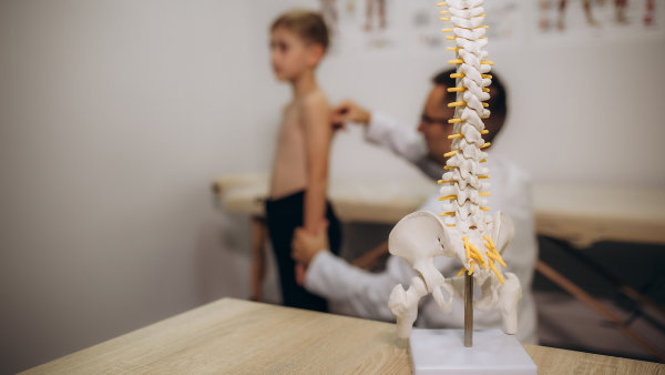 Mobil syndrom? Děti se místo sportu hrbí u displejů a páteř trpí. Problémy se zády u nich skokově rostou, varuje pojišťovna