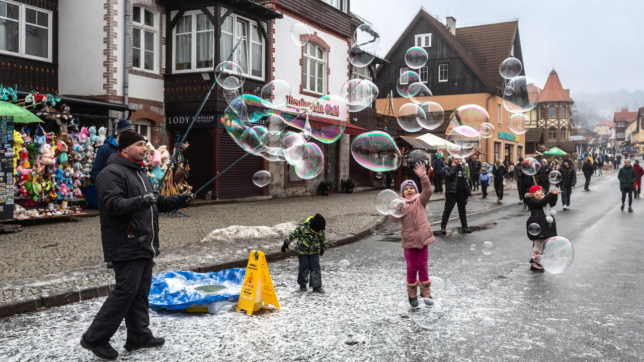 Hlavn� turistick� t��da v m�ste�ku Karpacz na polsk� stran� Krkono� pobl� Sn�ky.