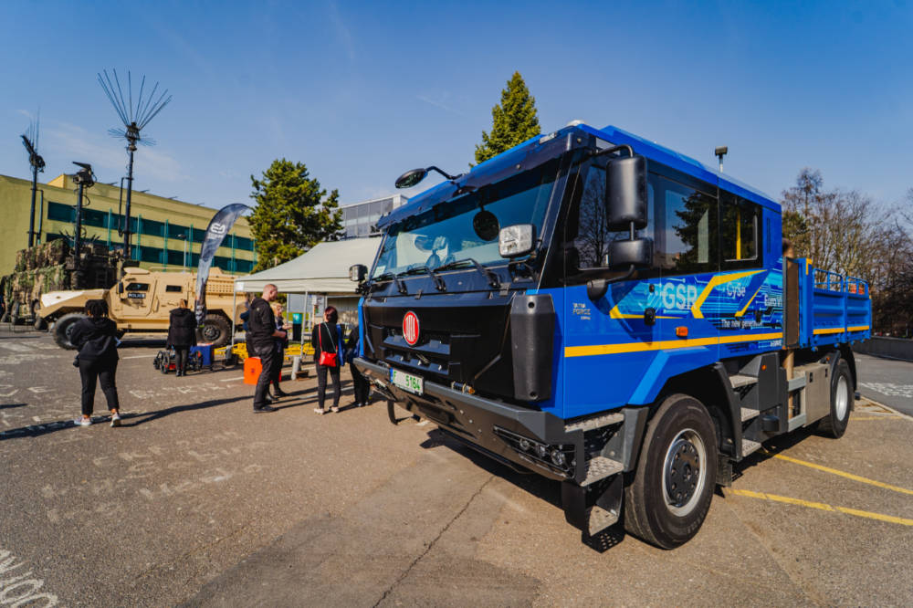 Komer�n� �l�nek