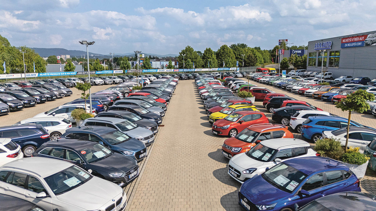 Nab�dka v�auto�bazarech se m�n�. Naftov� auta u� tolik net�hnou, alternativn�...