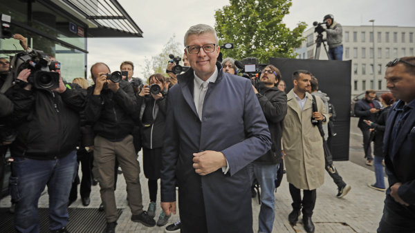 Ministerstvo pr�myslu pod veden�m Karla Havl��ka jedn� s r�zn�mi z�stupci...
