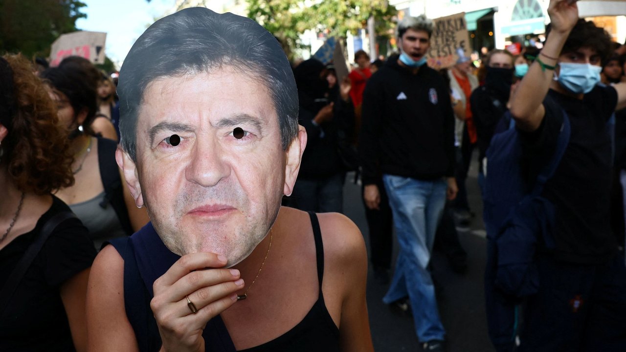 Student dr�� b�hem protest� podobiznu prezidentsk�ho kandid�ta Jeana-Luca...