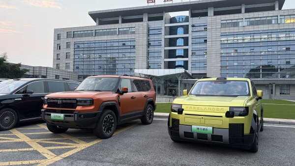 Ter�nn� vzhled je te� v m�d�. Jetour Zongheng G700 (vlevo) a Freelander 8,...