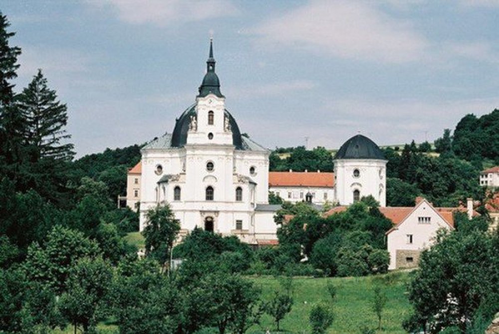 Chrám Jména Panny Marie ve Křtinách Takto vypadá kostel v současné podobě. Stojí jen jeden ambit, stavbu druhého ambitu zastavil v 17. století nedostatek finačních prostředků.