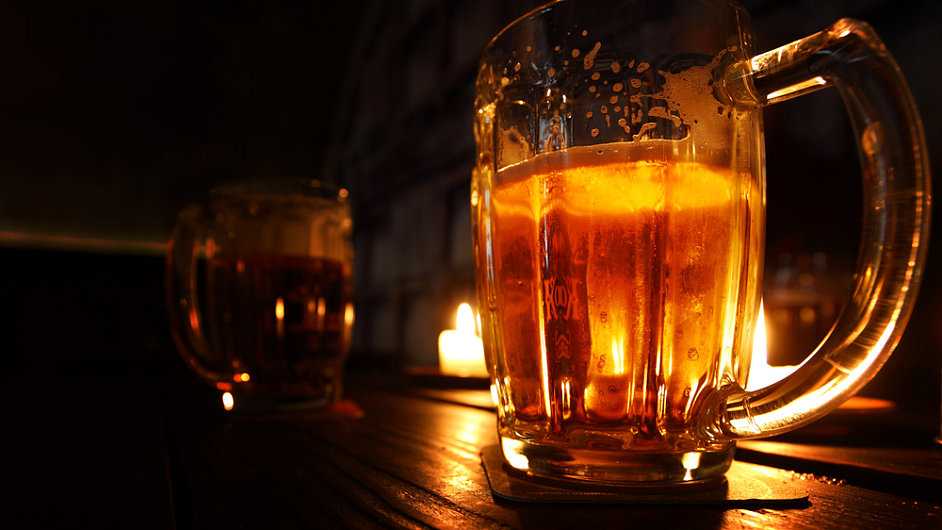 Klasický pivní pùllitr ve tvaru džbánku je pro rychlé pití ideální, hostinští ale dávají pøednost levnìjším sklenicím.
