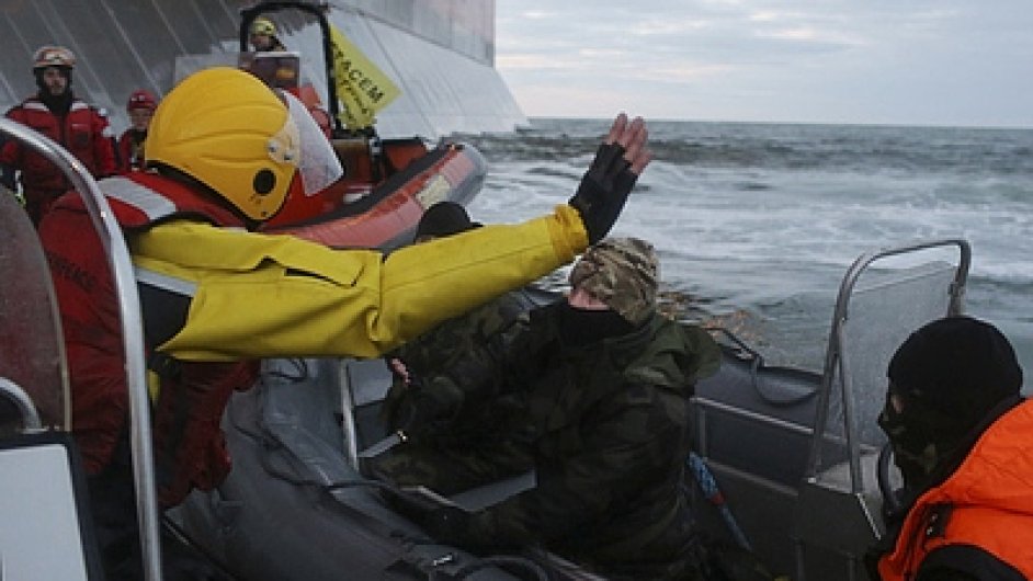 Ruští pohranièníci zajali Greenpeace.