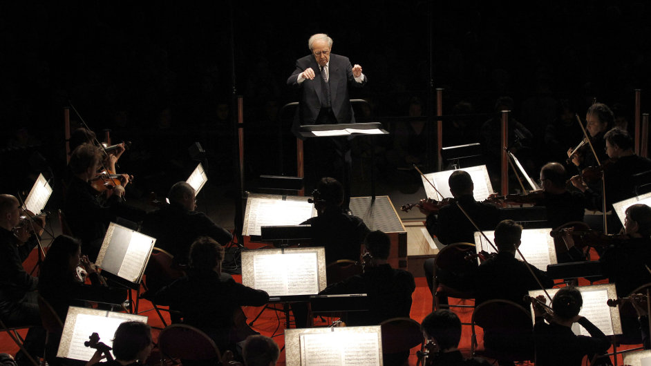 Pierre Boulez na snmku z roku 2011 diriguje Paris Orchestra.