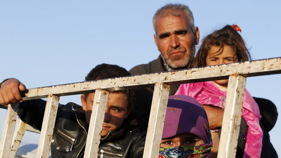 Kurdští syrští uprchlíci na turecko-syrské hranici nedaleko mìsta Suruc.