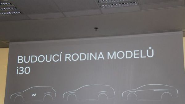 Nov&yacute; typ karoserie modelu i30 vid&iacute;te na obr&aacute;zku &uacute;pln� vpravo vedle sportovn&iacute; verze p�tidve�ov&eacute;ho hatchbacku a komb&iacute;ku. Sn&iacute;mky vozu zat&iacute;m Hyundai taj&iacute;.