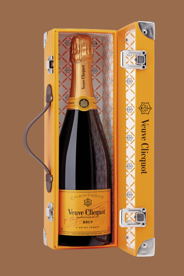Zabalte si zábavu na cesty. Speciální kufřík polepený cestovatelskými samolepkami obsahuje jednu láhev VEUVE CLICQUOT Brut.